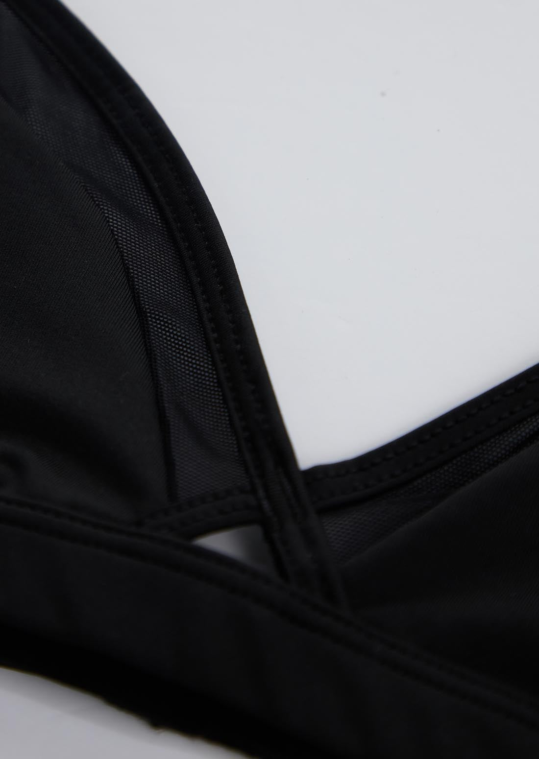 Top negro con escote en V para jóvenes