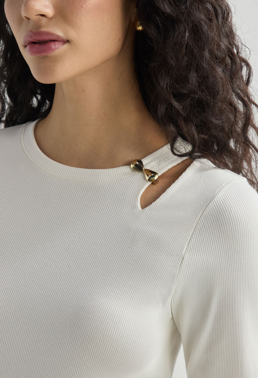 Top marfil con detalle en hombro para mujer