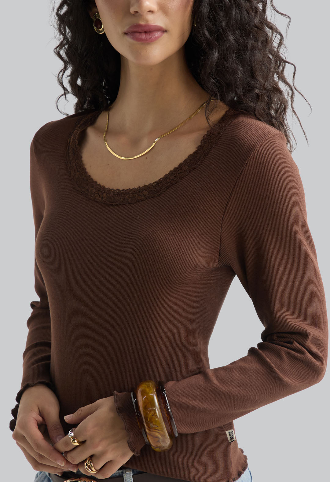 Top café oscuro con encaje en cuello para mujer