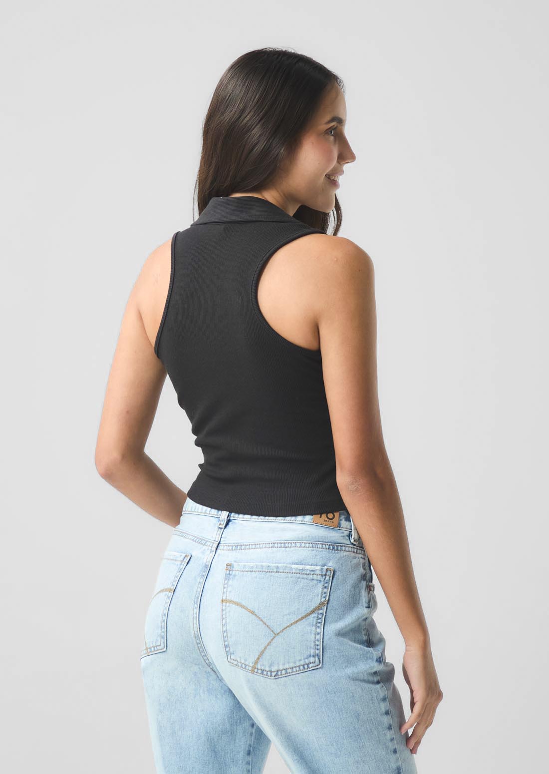 Top negro con cuello en V para jóvenes
