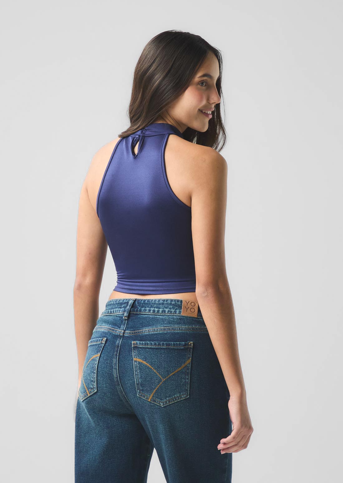 Top azul oscuro con cuello tortuga para jóvenes