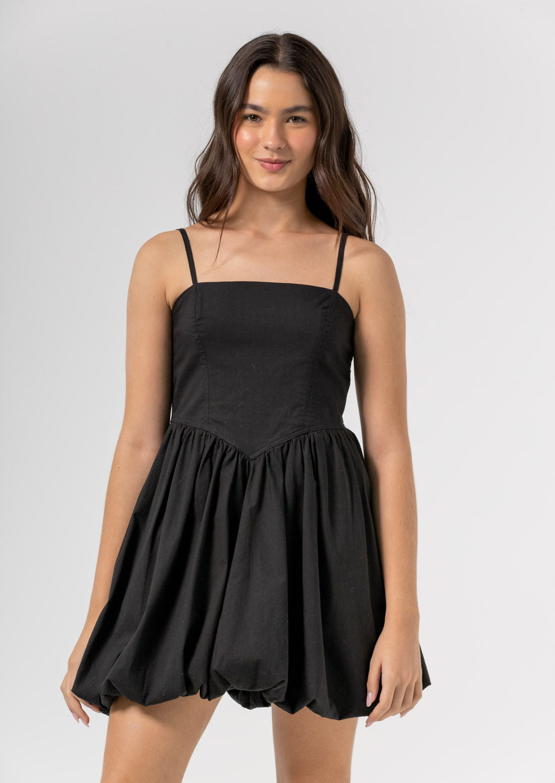 Vestido negro con falda globo para adolescentes