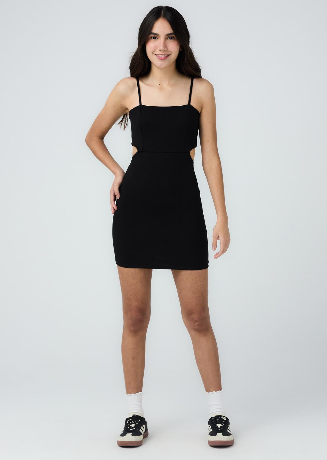 Vestido negro con abertura para adolescentes