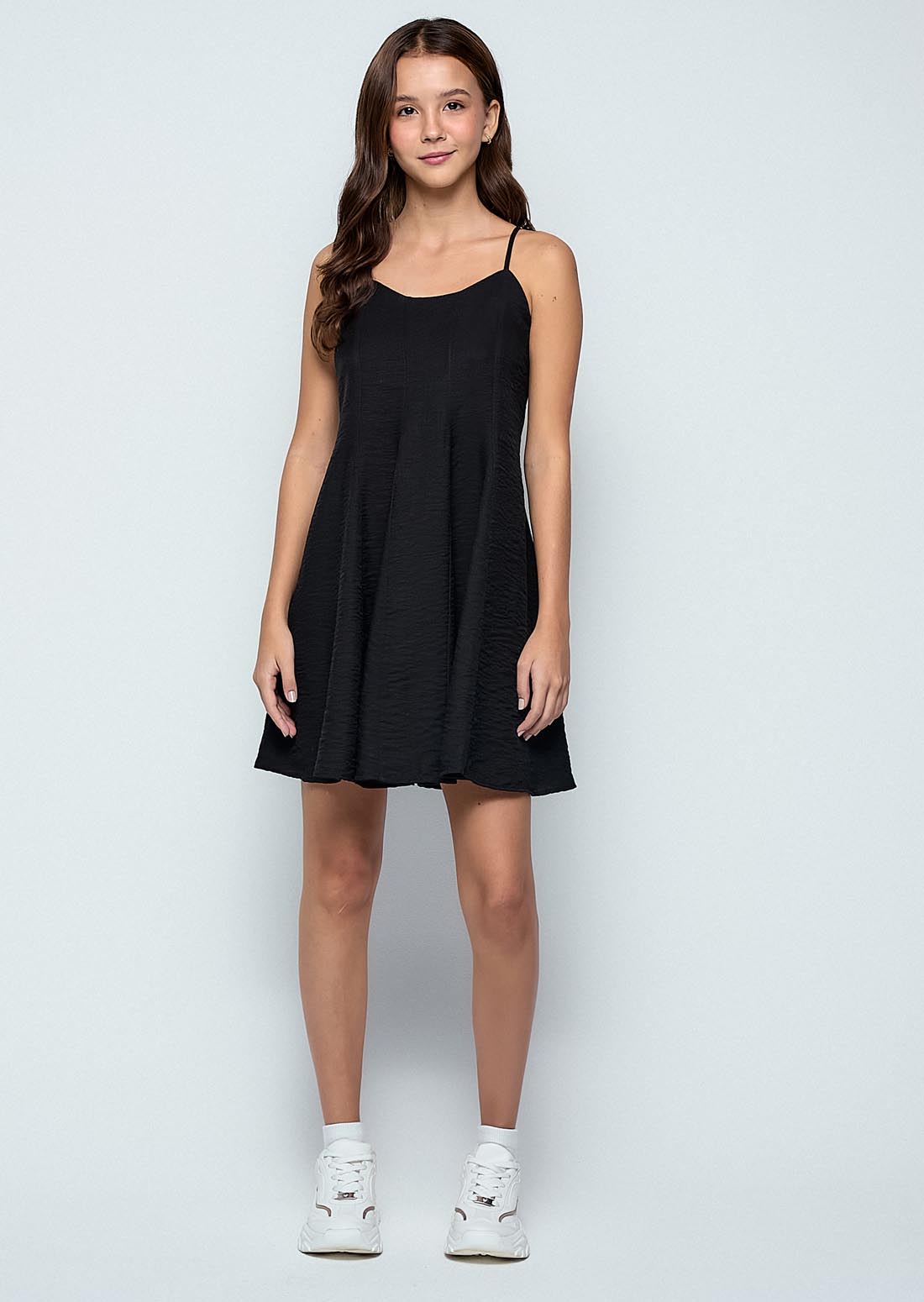 Vestido negro con cortes para jóvenes