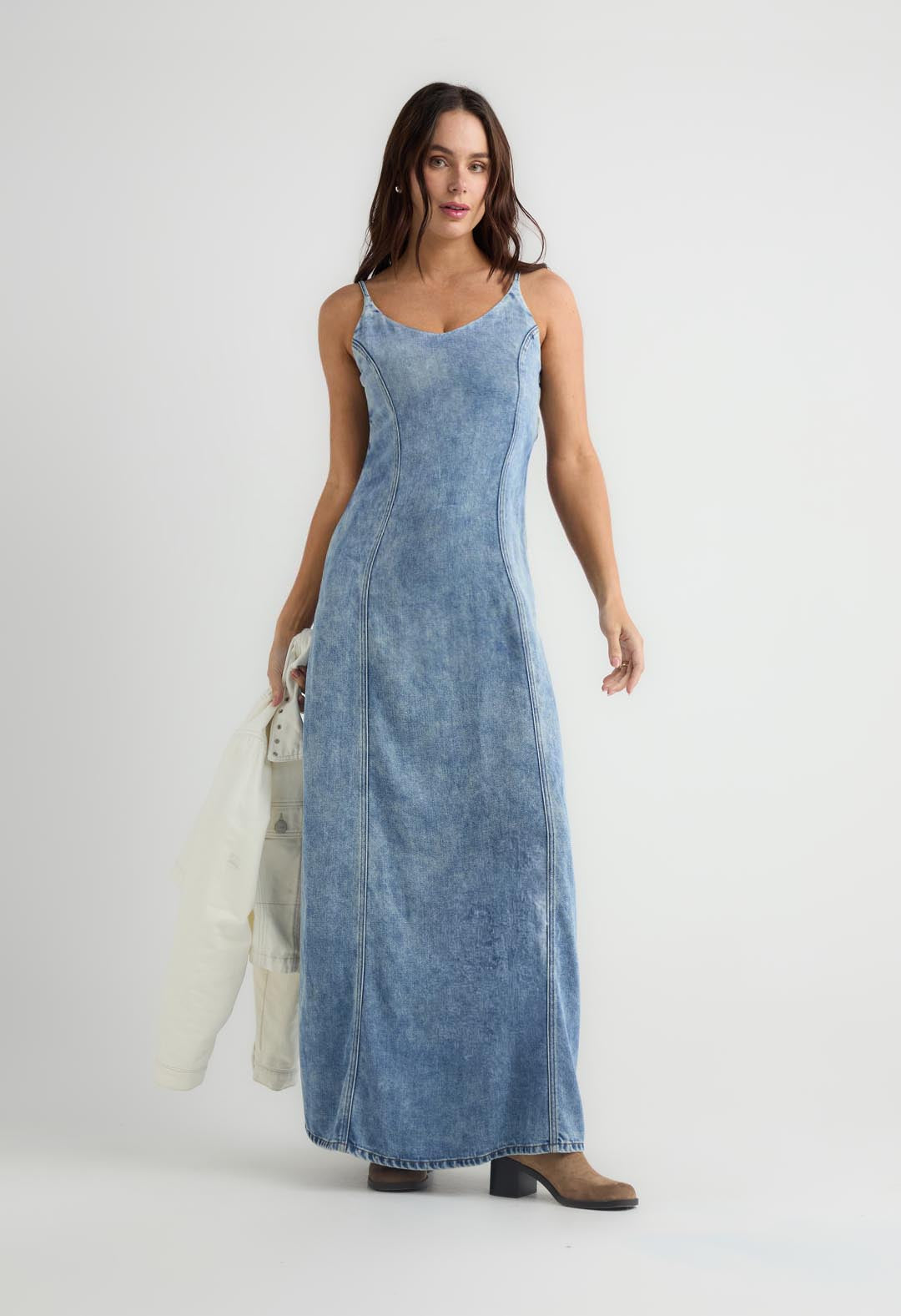 Vestido tono medio con escote semiredondo para mujer