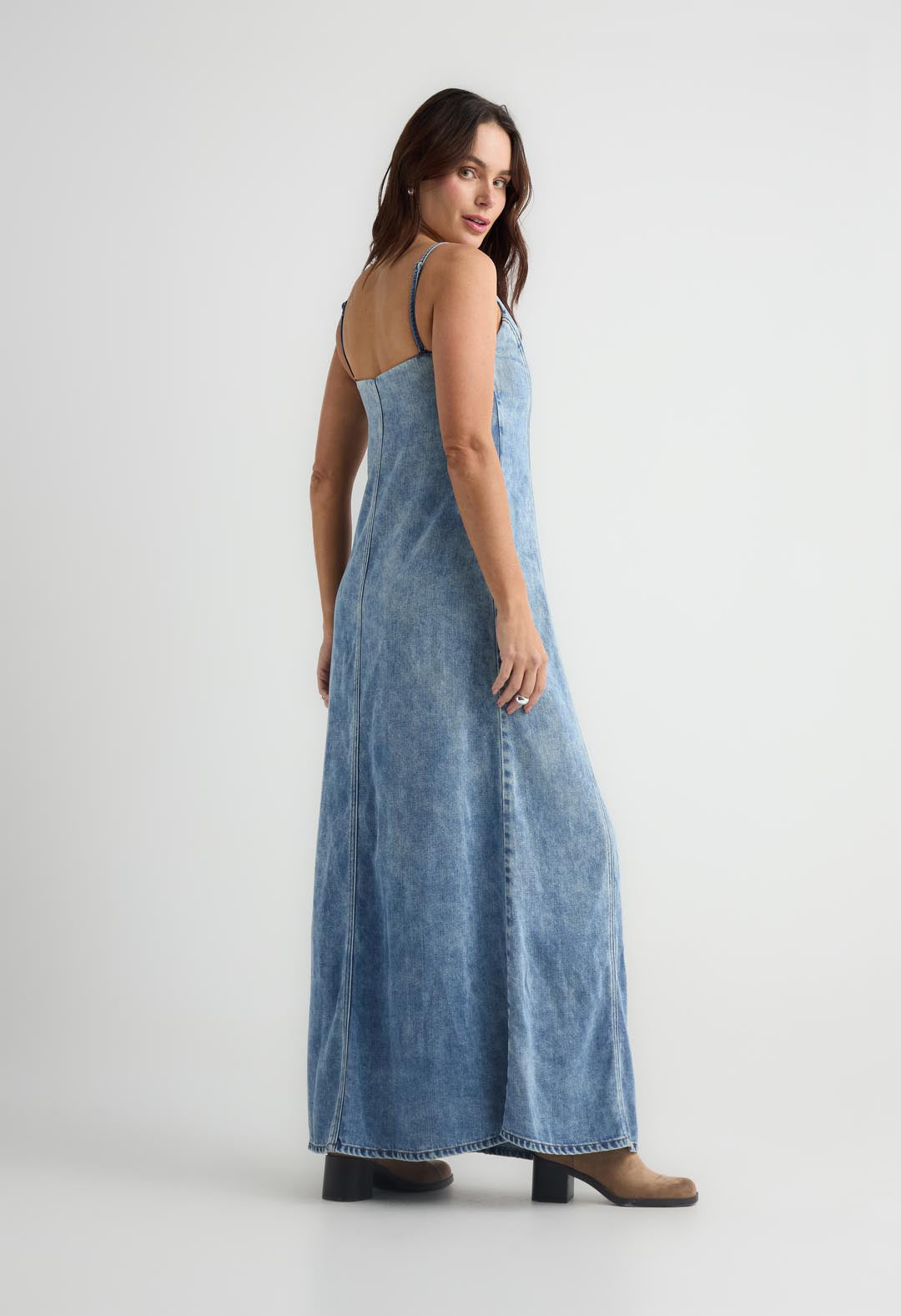 Vestido tono medio con escote semiredondo para mujer