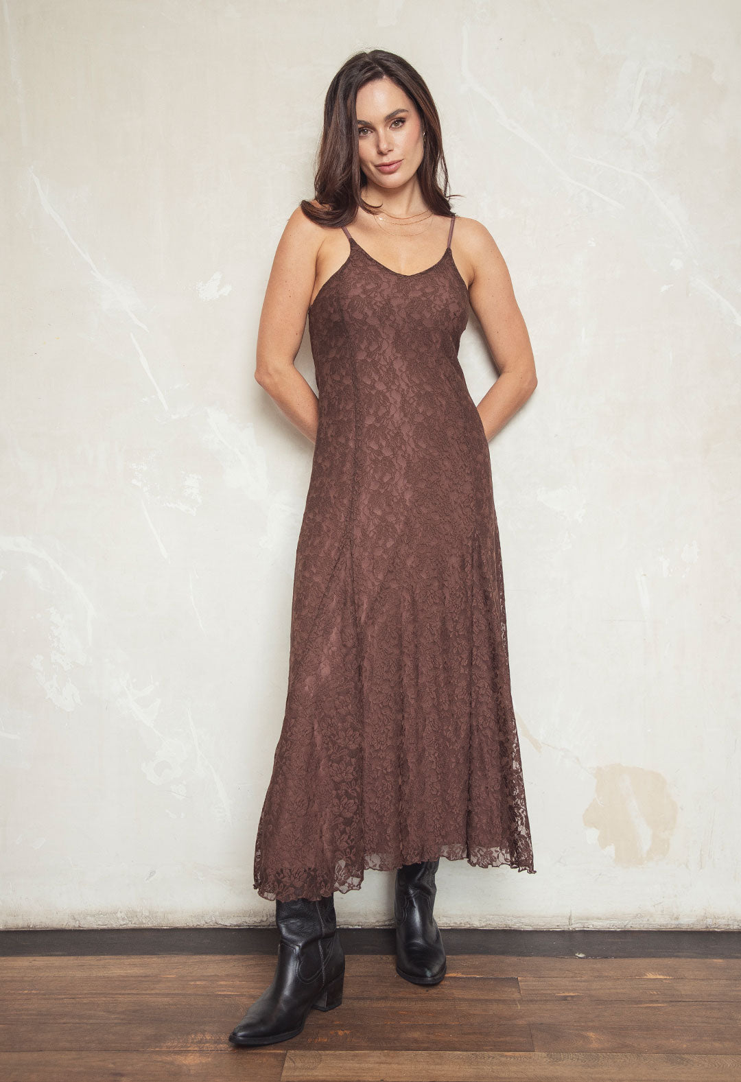 Vestido de tiras chocolate forrado en blonda para mujer