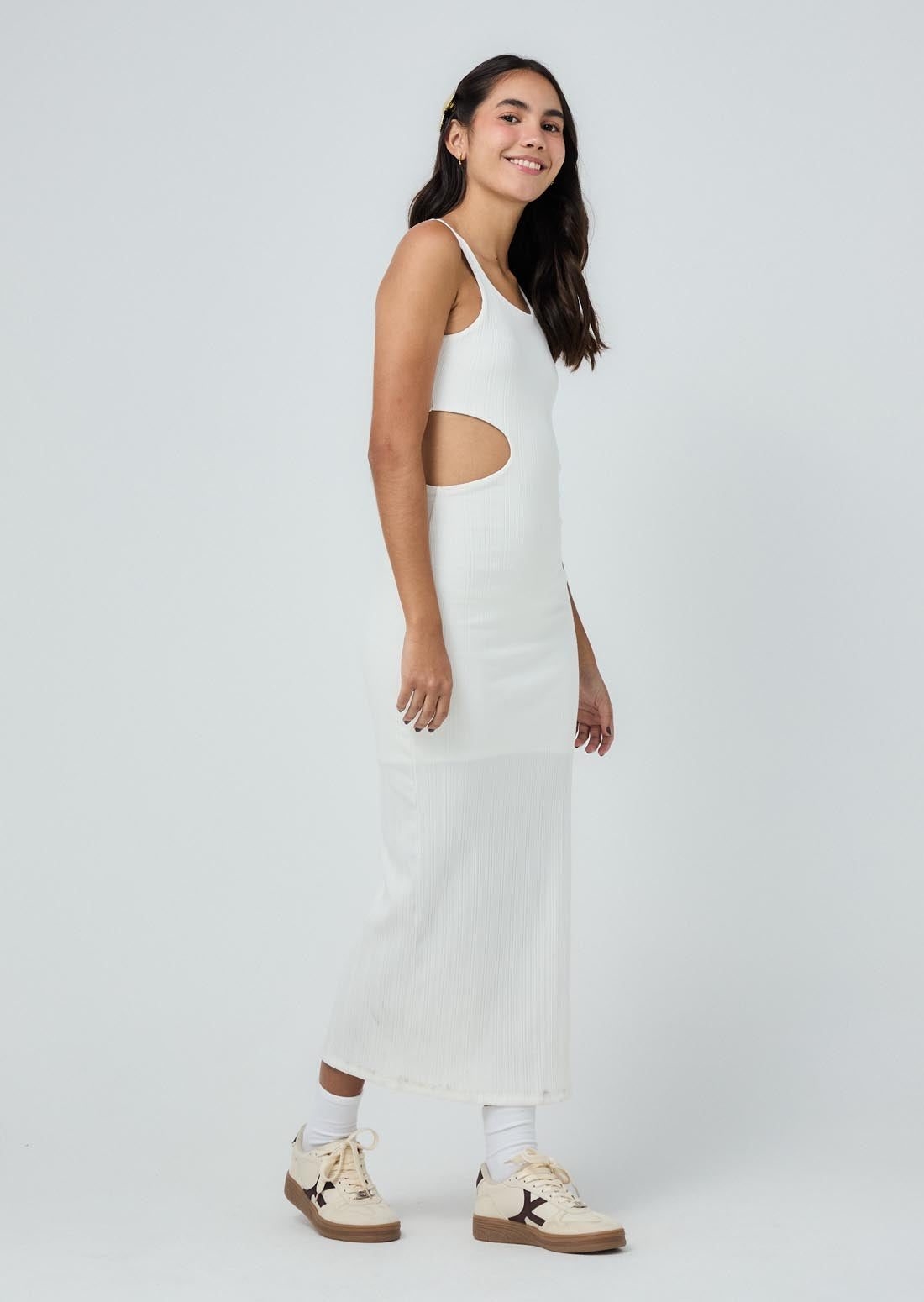 Vestido marfil con abertura en costados para jóvenes