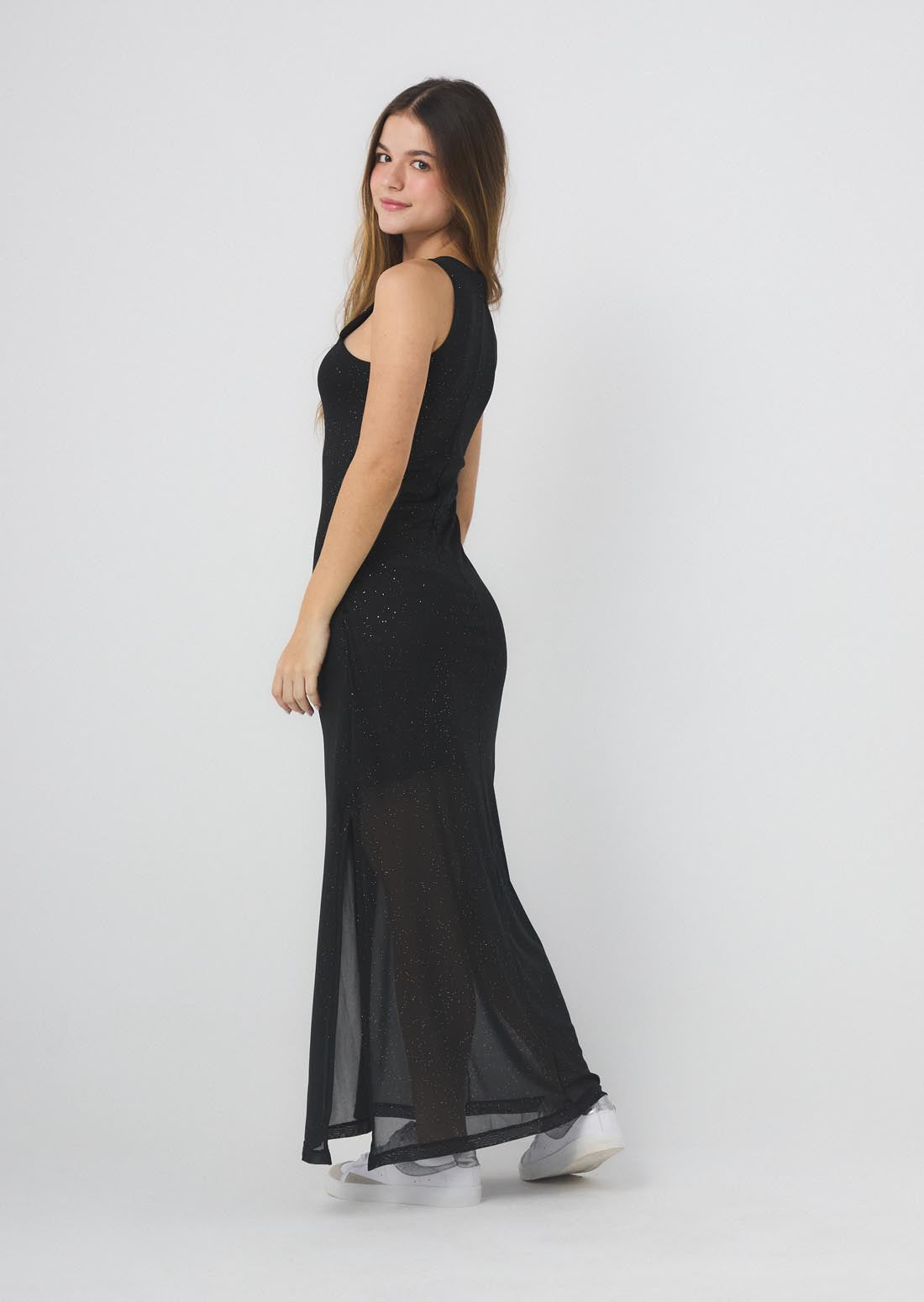 Vestido negro con abertura en pierna para jóvenes