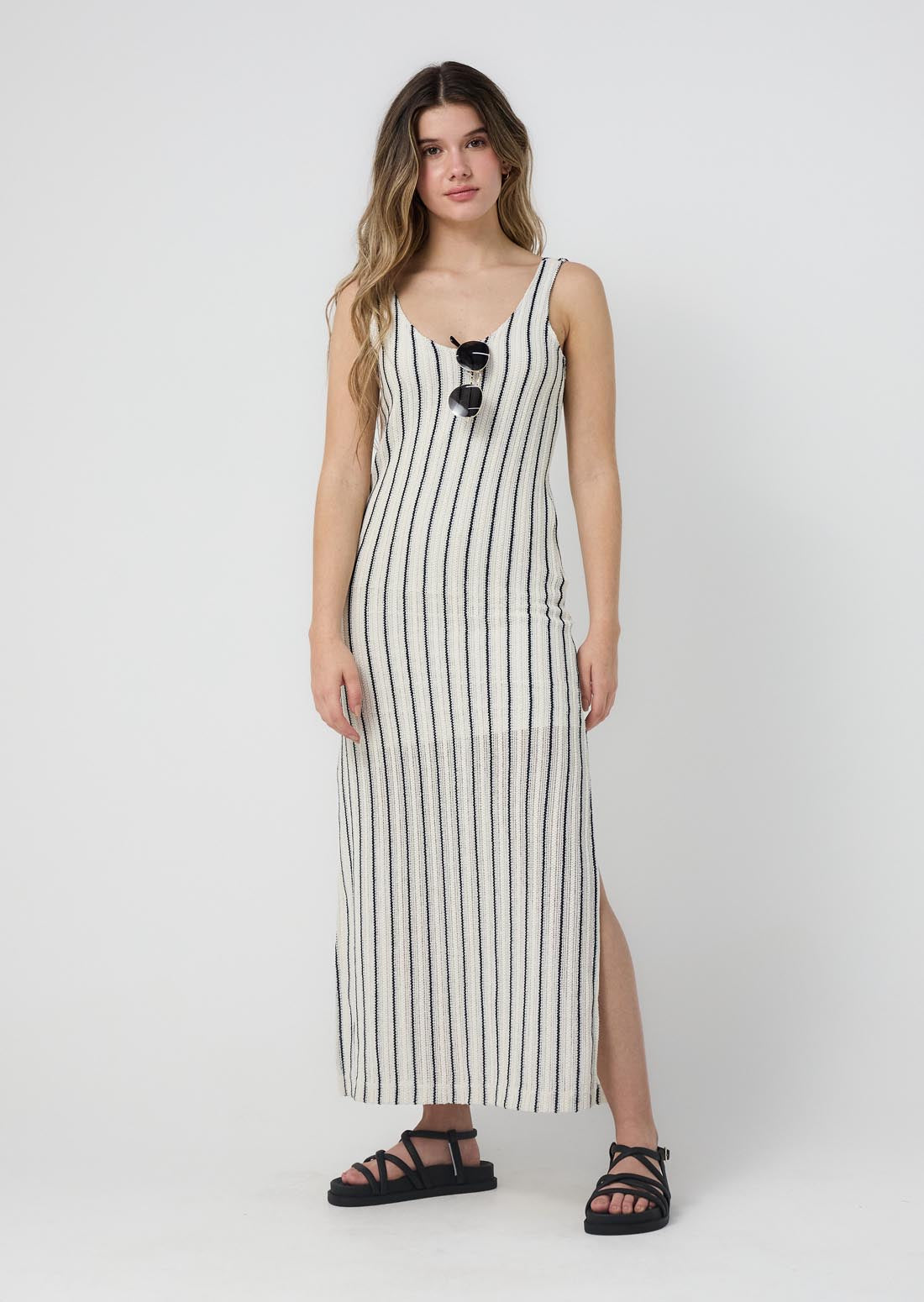 Vestido marfil con abertura en costados para jóvenes