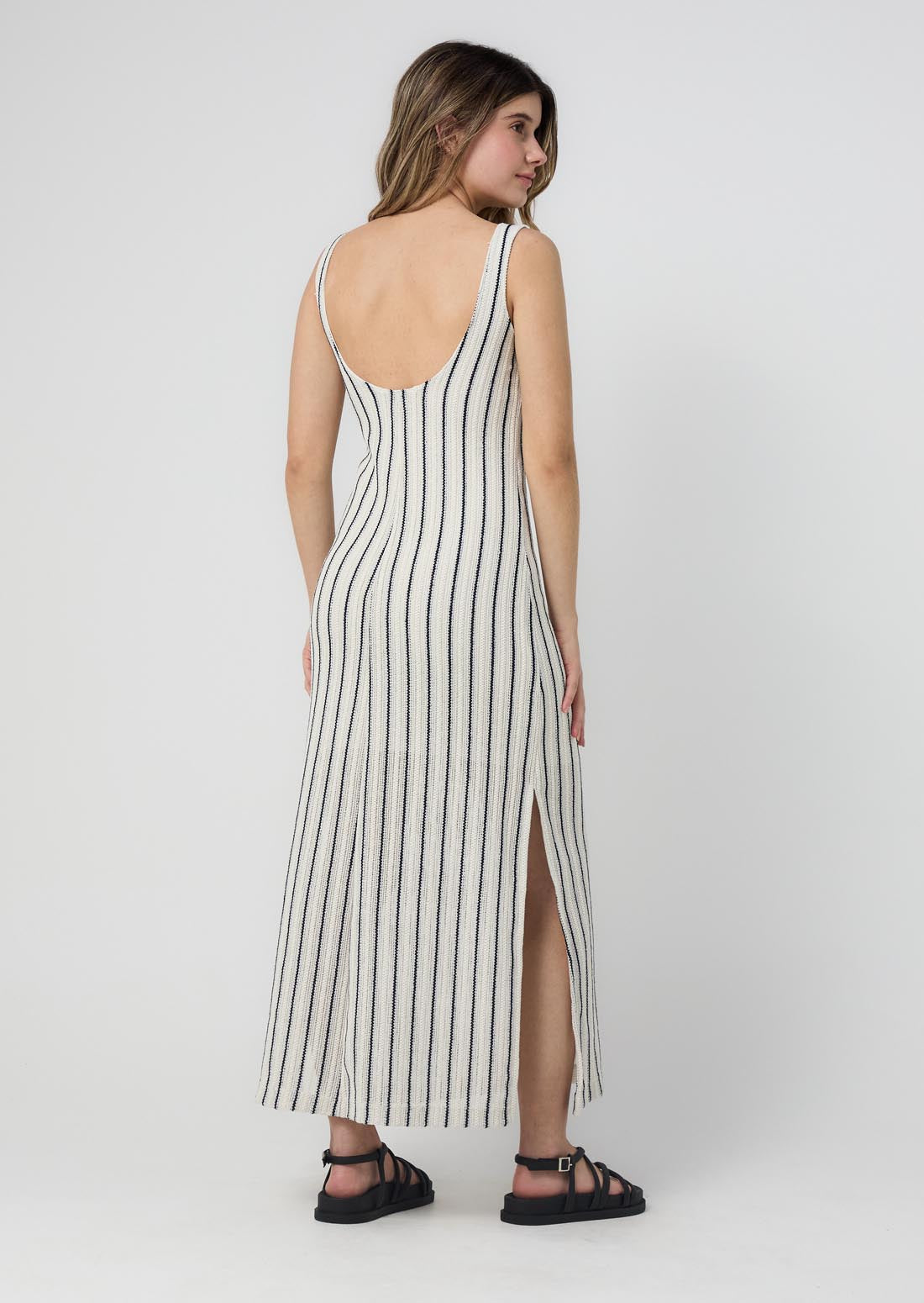 Vestido marfil con abertura en costados para jóvenes