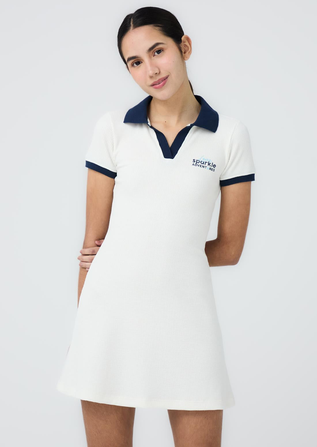Vestido marfil tipo polo para jóvenes