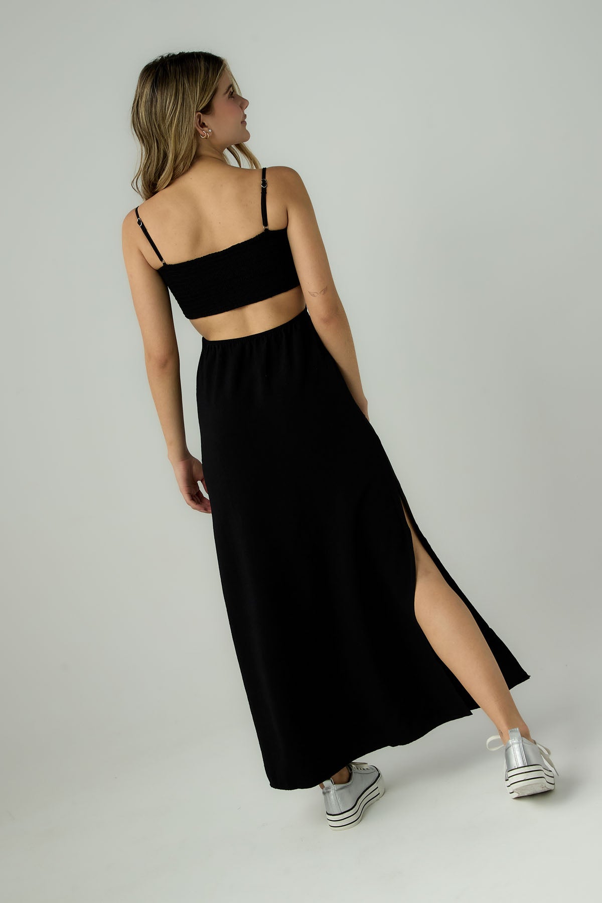 Vestido negro con abertura en cintura para jóvenes